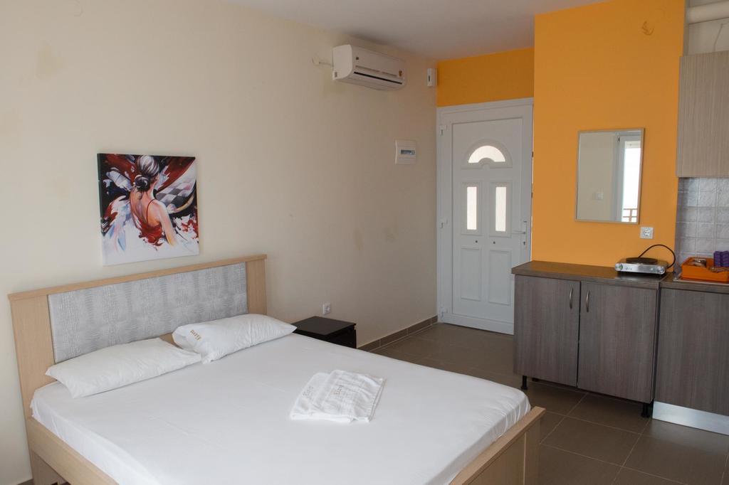 Rooms Elena Nea Poteidaia Exterior foto